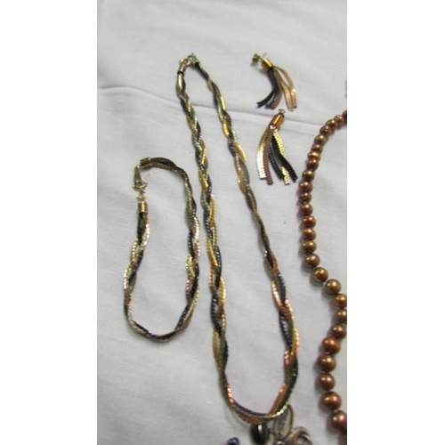 1068 - A mixed lot of necklaces, pendants and bracelets including a necklace with matching bracelet and ear... 