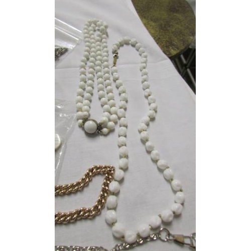 1068 - A mixed lot of necklaces, pendants and bracelets including a necklace with matching bracelet and ear... 