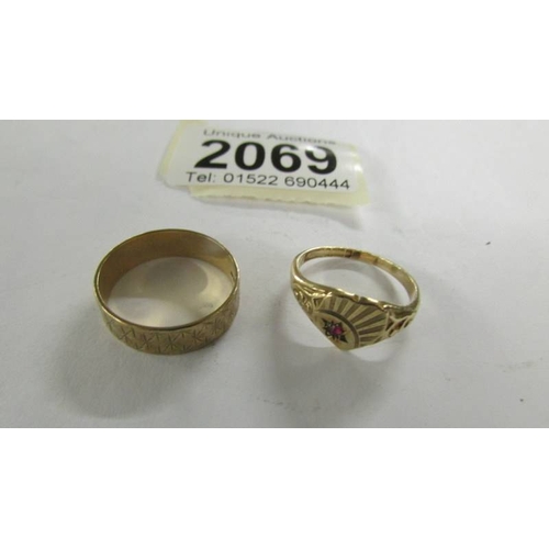 2069 - A 9ct gold wedding ring and a 9ct gold heart ring, 5.2 grams.