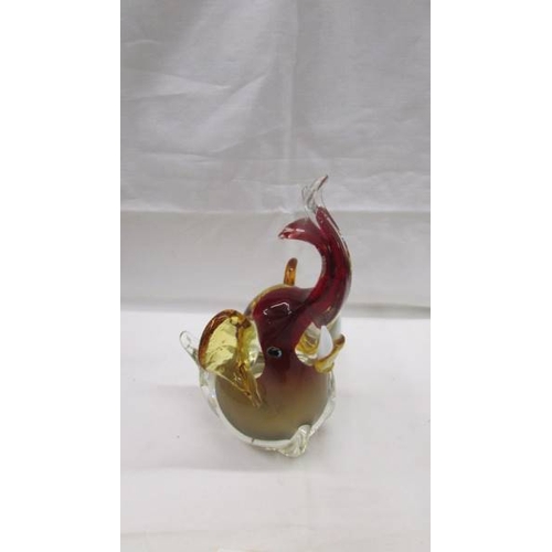 2081 - A glass elephant, glass dog and glass fighting bull in the style of Murano, all in good condition wi... 