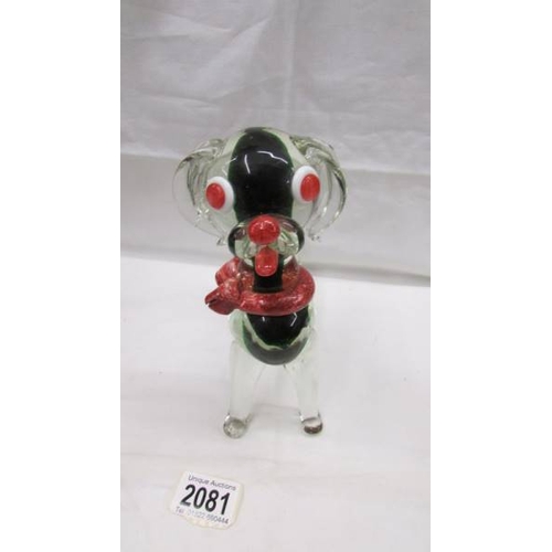 2081 - A glass elephant, glass dog and glass fighting bull in the style of Murano, all in good condition wi... 