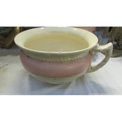 1107 - A jug and basin set (basin has crack), a chamber pot a/f and a soap dish.