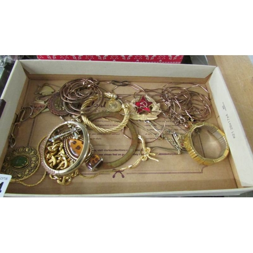 2094 - A large selection of yellow metal jewellery.