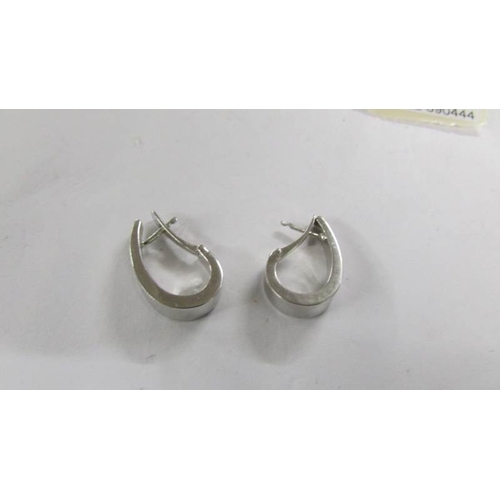 2105 - Two pairs of 9ct white cold hoop earings.