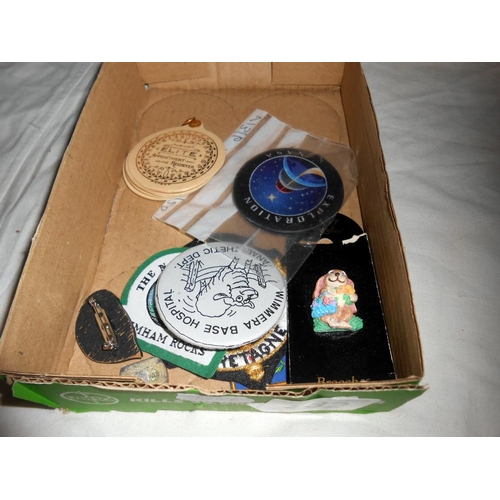 282 - A box of sew on patches including girl guides, plus pin badges, small books (Scottish songs, The Spa... 