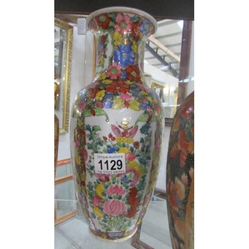 1129 - Three large Chinese vases.