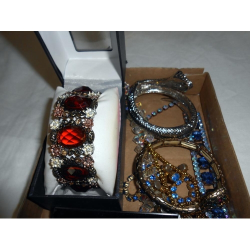 283 - A tray of costume jewellery, bangles, bracelets and leopard pendant