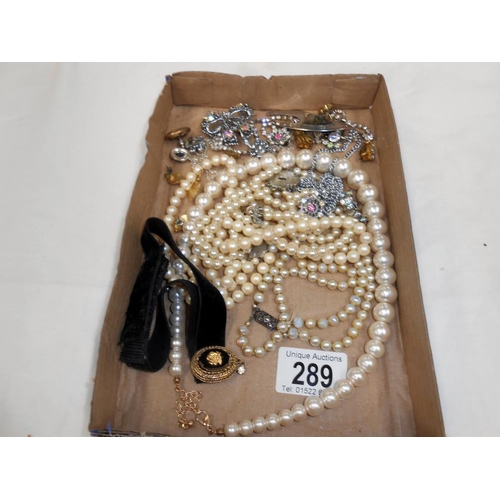 289 - A quantity of misc costume jewellery including necklaces