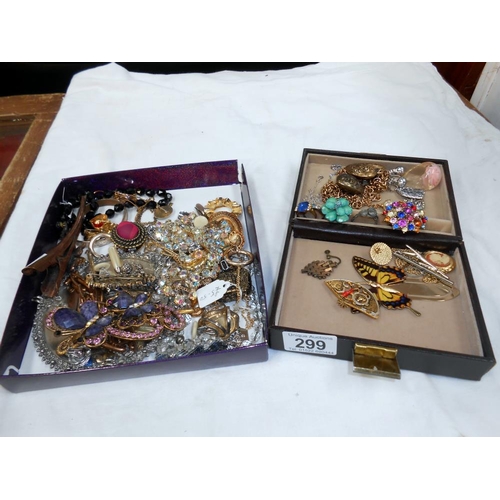 299 - A quantity of misc costume jewellery including rings, pendants, brooches etc.