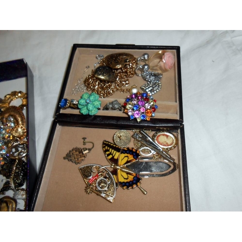 299 - A quantity of misc costume jewellery including rings, pendants, brooches etc.