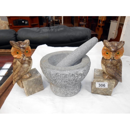 306 - A pair of polished stone owl bookends (ears a/f) and a heavy stone pestle and mortar