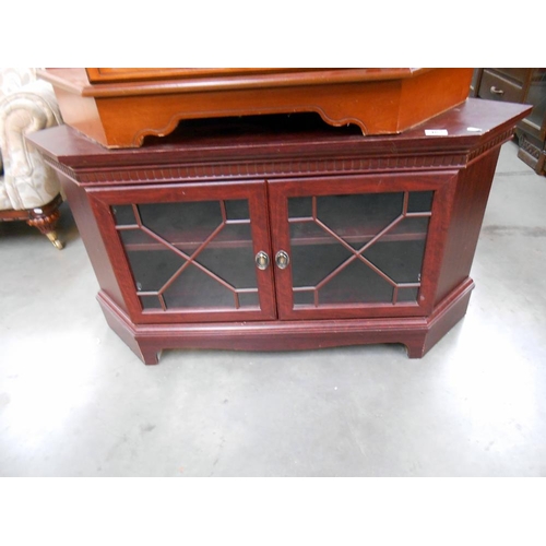 462 - A dark stained tv cabinet with glazed doors, height 59.5cm, width 111cm, approx.