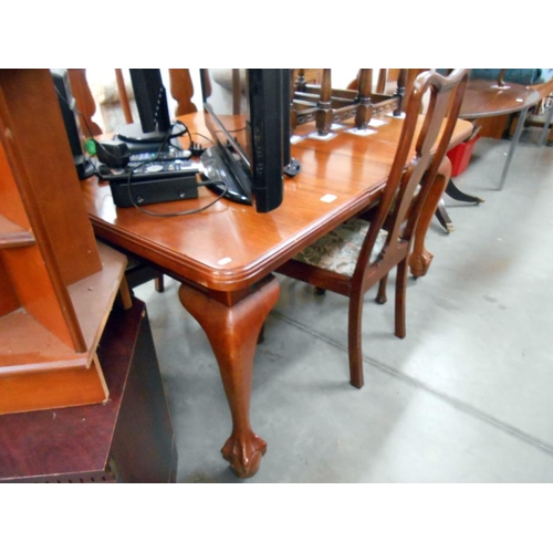 463 - A Victorian mahogany wind out dining table with ball and claw feet with 1 leaf