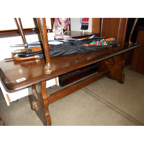 494 - A dark oak long coffee table, height 43cm, top 122cm x 47cm, approx.