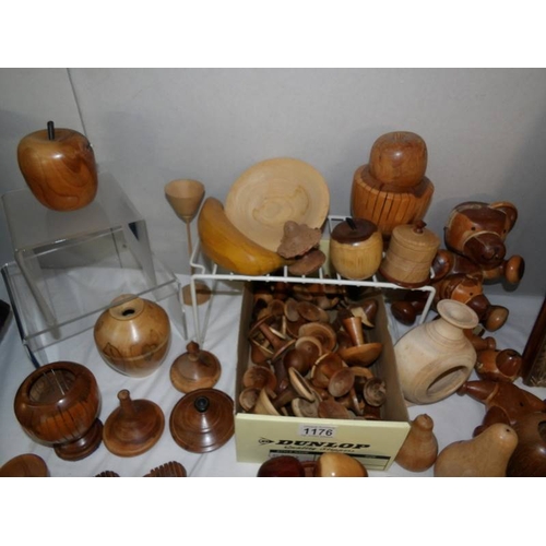 1176 - A good lot of wooden items including many toadstools, fruit, bears etc., (1 or 2 pieces may be a/f).