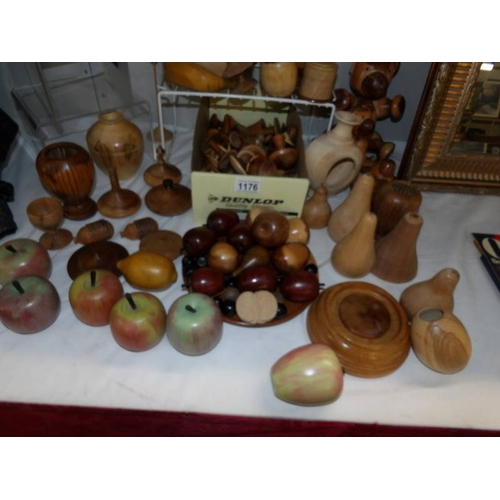 1176 - A good lot of wooden items including many toadstools, fruit, bears etc., (1 or 2 pieces may be a/f).