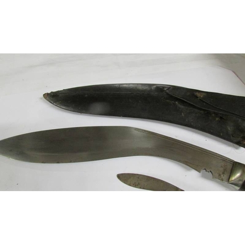 2169 - A superb quality antique kukri with skinning knives and another knife which is a/f.