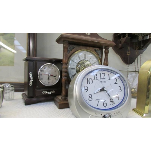 1206 - A mixed lot of modern clocks including a wall clock, anniversary, carriage clocks etc.,