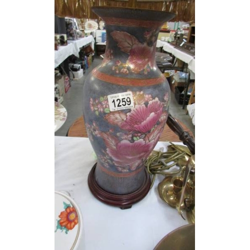 1259 - An oriental style table lamp with shade.