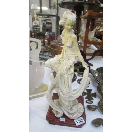 1263 - A figural table lamp and 4 assorted figures.