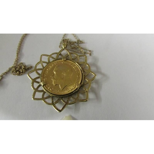 2131 - A 1922 gold sovereign in a 9ct gold mount with attached 9ct gold chain.