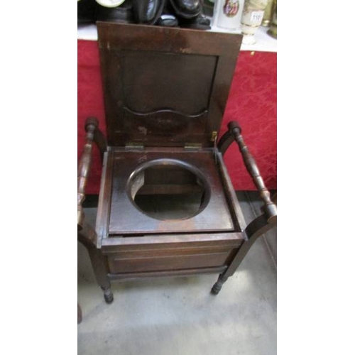 1371 - A 1930's oak commode (no liner).