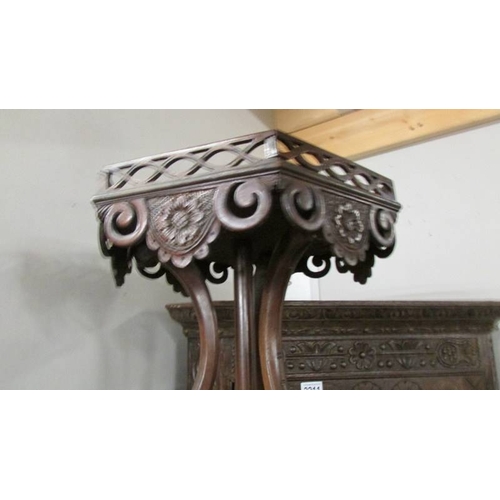 2212 - A Victorian mahogany plant stand.