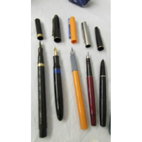 2232 - A mixed lot of old fountain pens including Parker with 14ct gold nib, Swan with 14ct gold nib, Steph... 