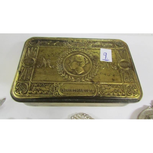 2247 - A WW1 1914 tin containing various items.