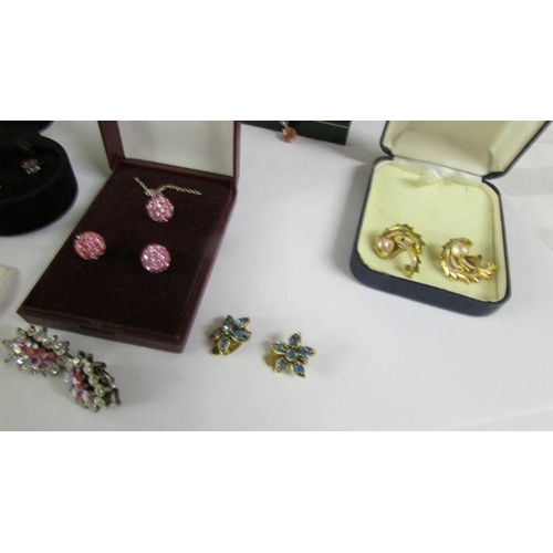 2265 - A mixed lot of earrings including clip on and a pendant.