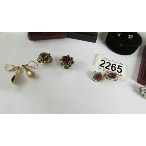 2265 - A mixed lot of earrings including clip on and a pendant.