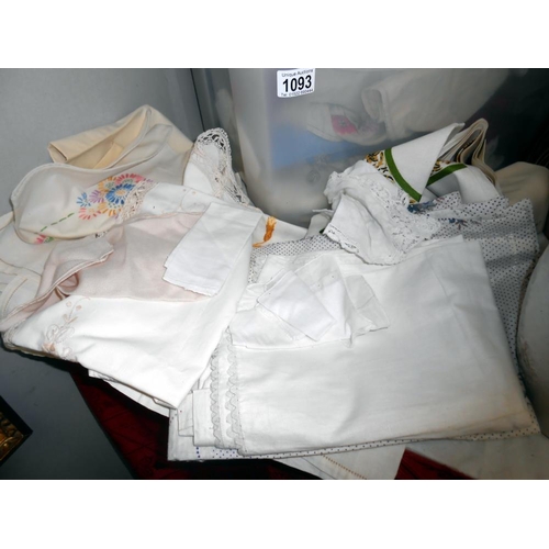 1093 - A mixed lot of linen, lace curtains etc.,