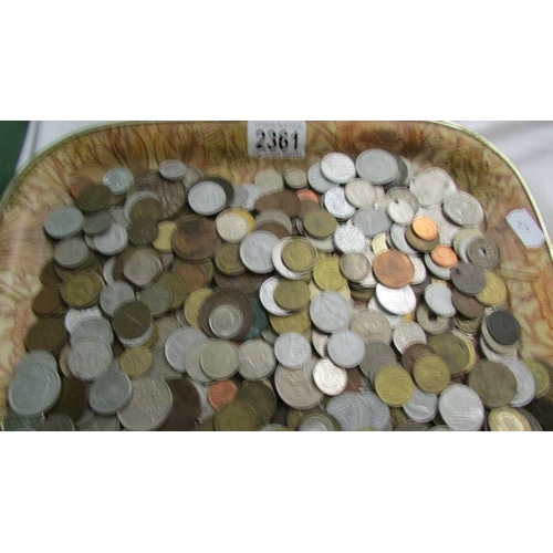 2361 - A large quantity of world coins.