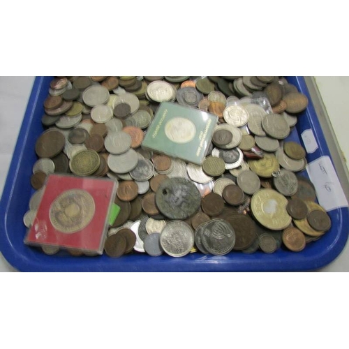 2363 - A large quantity of world coins.