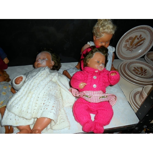 19 - A shelf of vintage dolls including Steiff hedgehog, some a/f