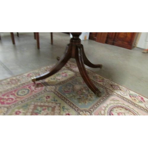 2457 - A large circular mahogany dining table, 520 cm (60'' diameter).