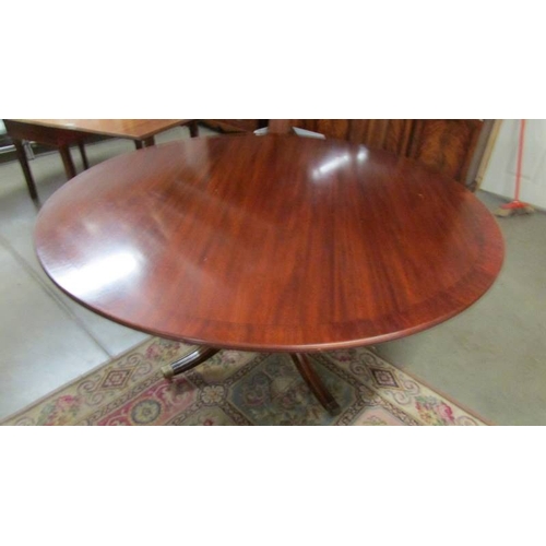 2457 - A large circular mahogany dining table, 520 cm (60'' diameter).