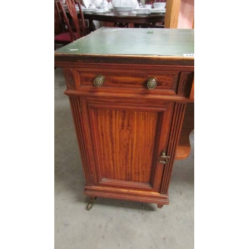 2463 - A Gillow of Lancaster knee hole desk.