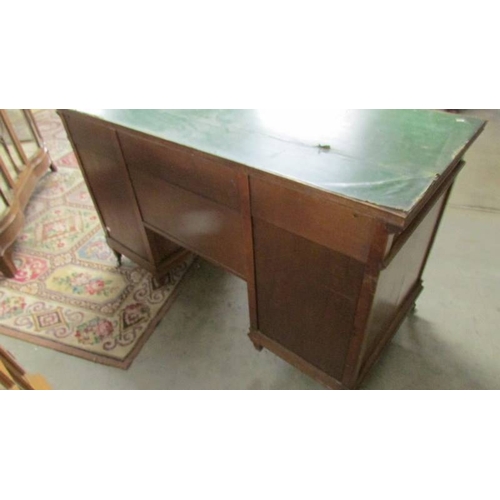 2463 - A Gillow of Lancaster knee hole desk.