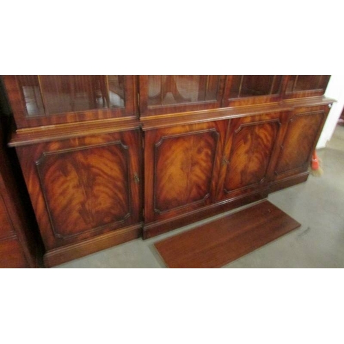 2470 - A good mid 20th century feathered mahogany break front bookcase in good condition.