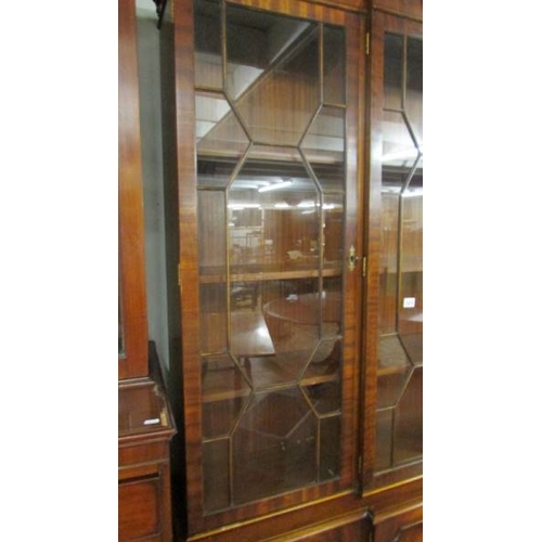 2470 - A good mid 20th century feathered mahogany break front bookcase in good condition.