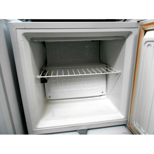 69 - A Fridgemaster lockable counter-top fridge (uses square recessed key, which is missing)