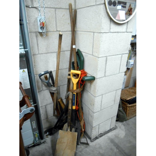 78 - A large quantity of garden tools