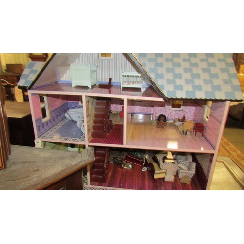 2390 - A nice dolls house with furniture.