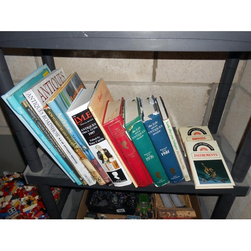 104 - 2 shelves of books on antiques and collectables