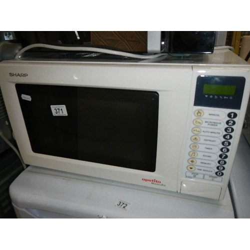 371 - A Sharp Apetito Mikro Fix microwave oven.