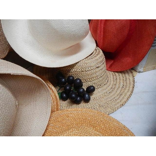 169 - A mixed lot of vintage straw and other hats.