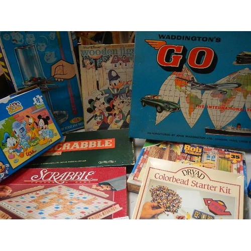 118 - A quantity of old games and jigsaw puzzles, completeness unknown.