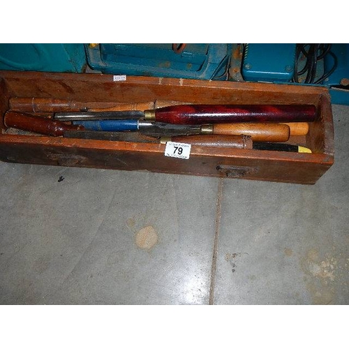 79 - A tray of tools including wood turning chisels.
