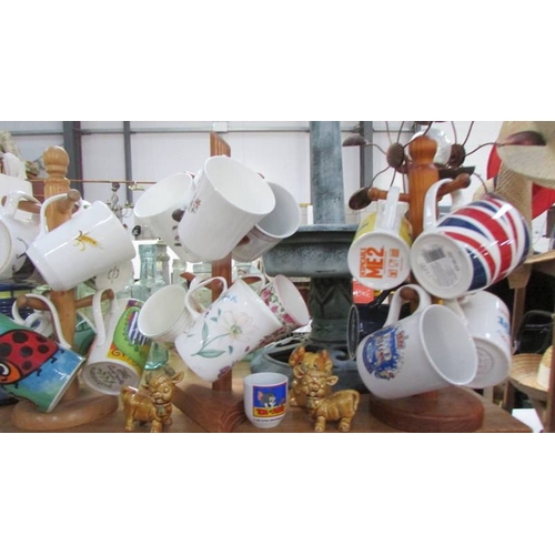 225 - A mixed lot including mugs, napkin rings etc., (Collect only)